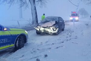 Verkehrsunfall auf schneeglatter Straße bei Werder