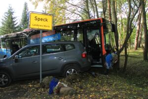 Nationalpark-Bus verunglückt in Speck