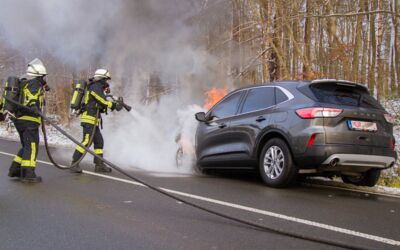 Ford Kuga brennt zwischen Waren (Müritz) und Malchin