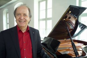 Dirigent und Pianist Richard Vardigans