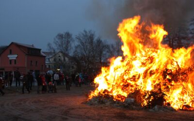 Maifeuer locken in die Müritzregion