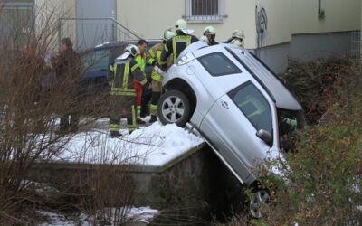 Frau fährt in die Beeke von Waren (Müritz)