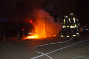 Sperrmüllhaufen brennt auf dem Warener Papenberg