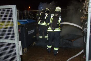 Sperrmüllhaufen brennt auf dem Warener Papenberg