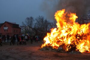 Maifeuer locken in die Müritzregion