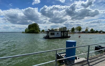 Hausboot schlägt auf der Müritz Leck