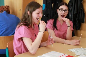 Stäbchen rein, Spender sein