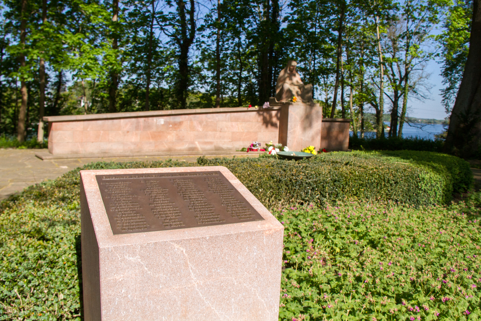 Denkmal einer trauernden Mutter Waren (Müritz)