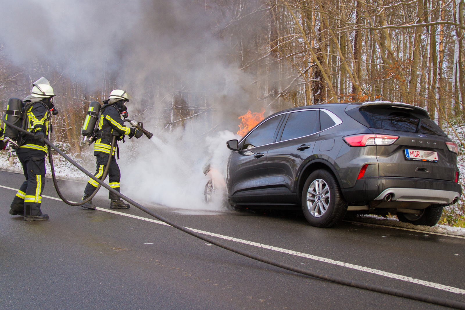 Ford Kuga brennt zwischen Waren (Müritz) und Malchin