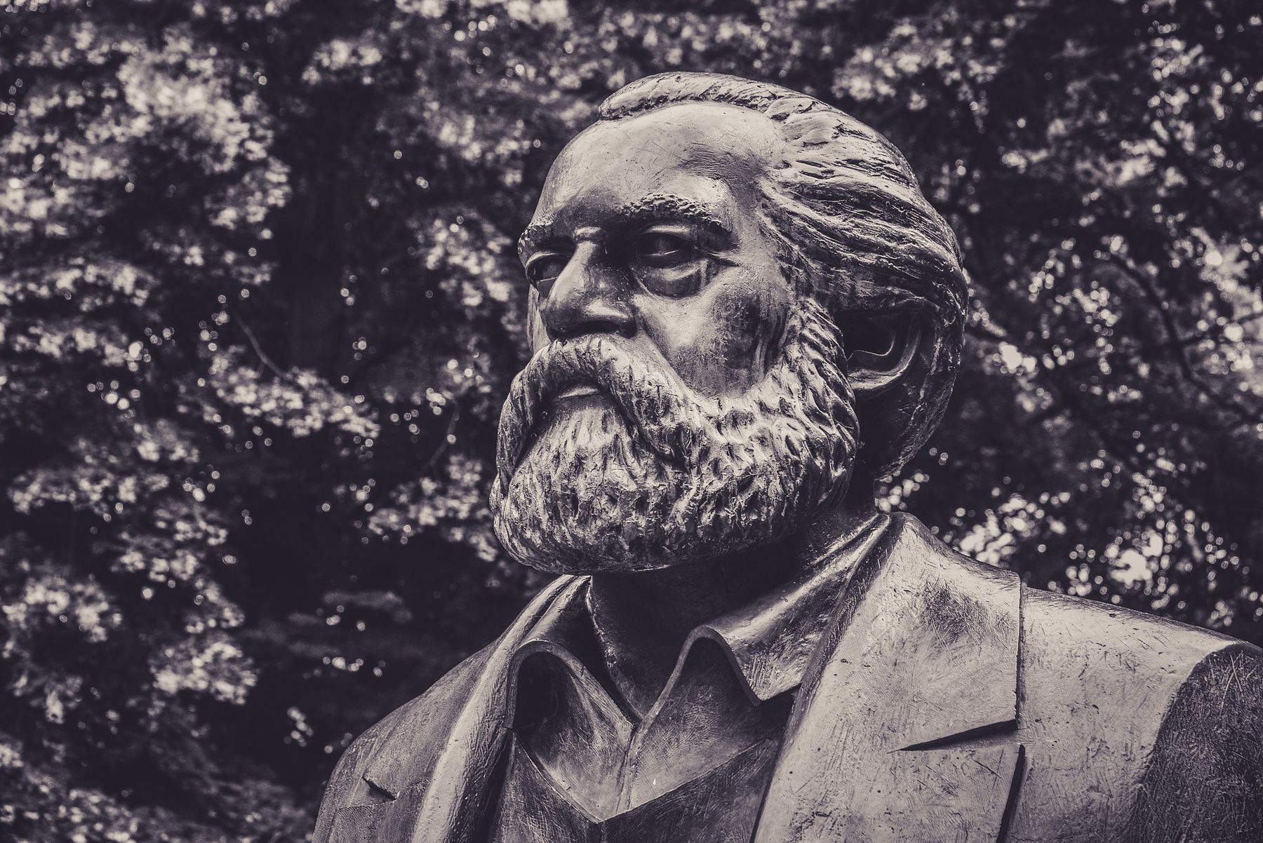 Diebe am Bronze-Denkmal