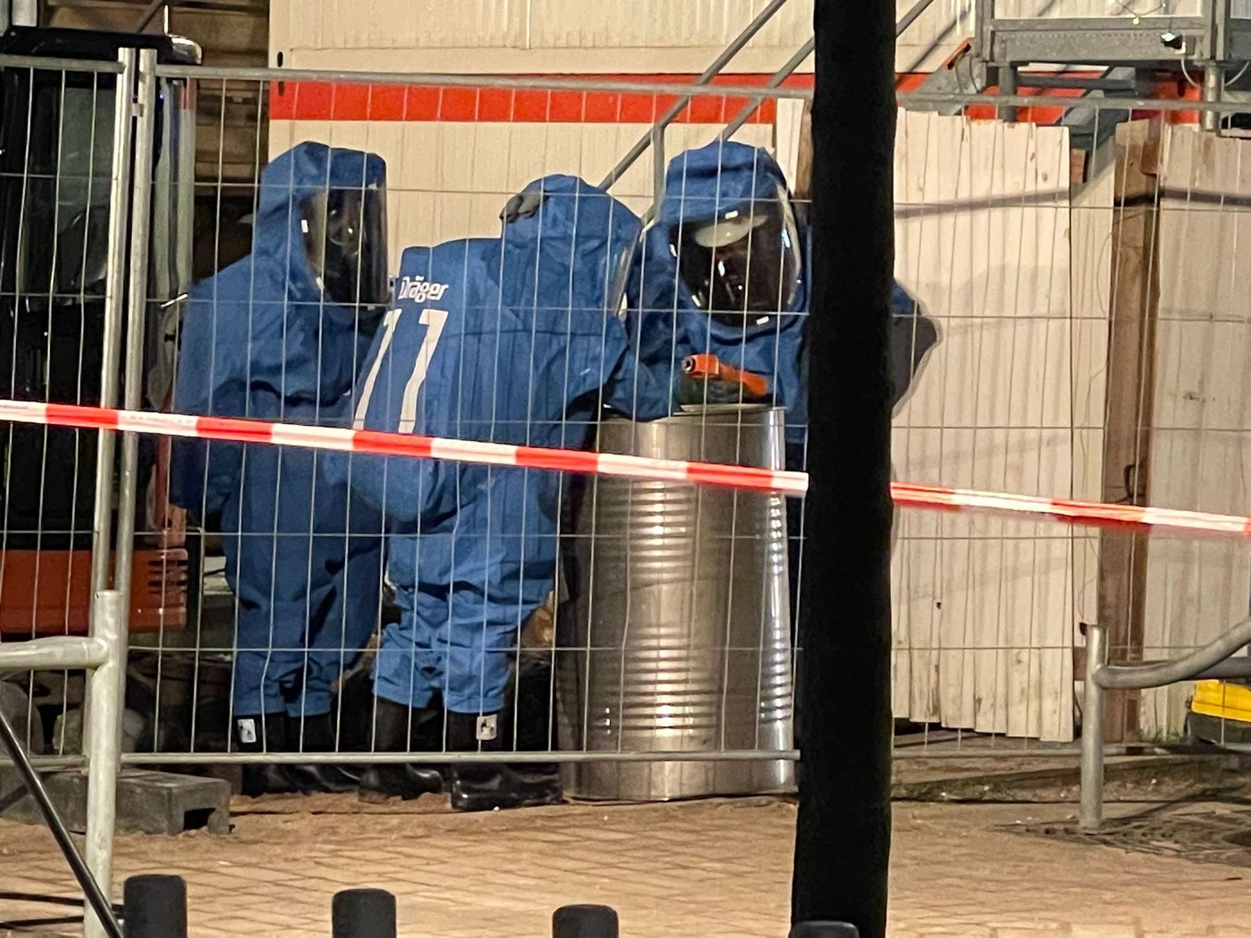 Munitionsbergungsdienst und Feuerwehr an der Ostsee im Einsatz