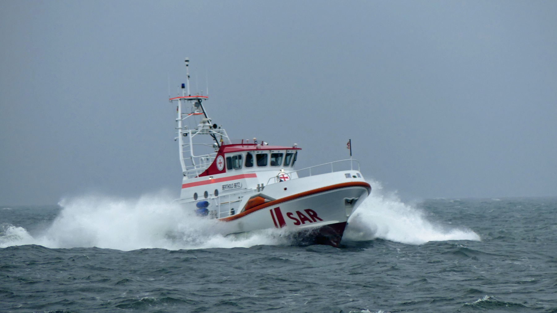 Seenotretter und Wasserschutzpolizei retten Segler
