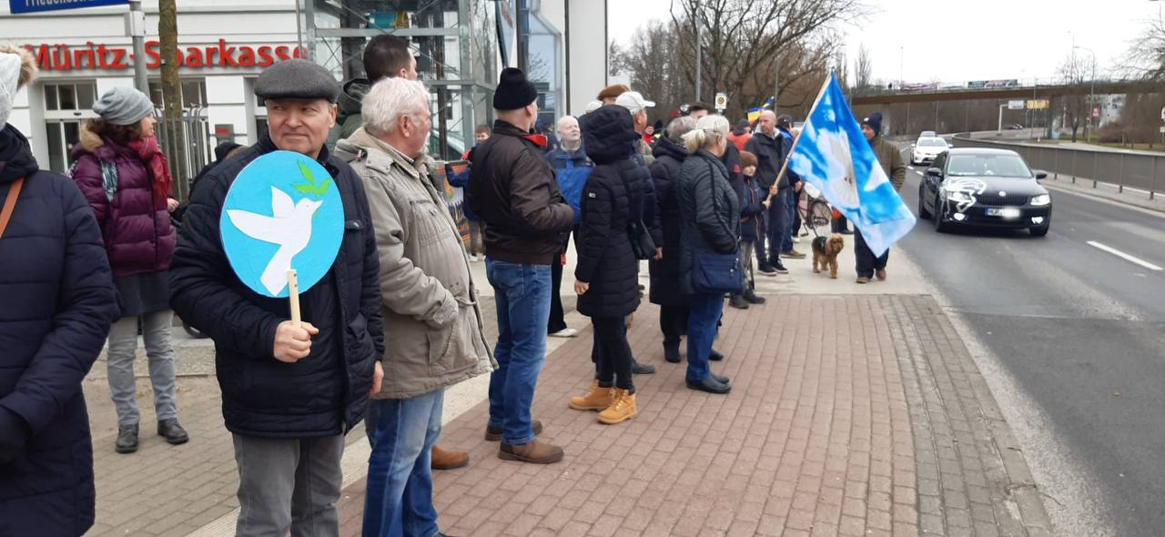 Menschenkette für Frieden in Waren (Müritz)