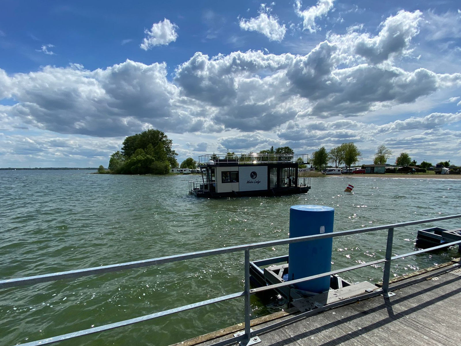 Hausboot schlägt auf der Müritz Leck