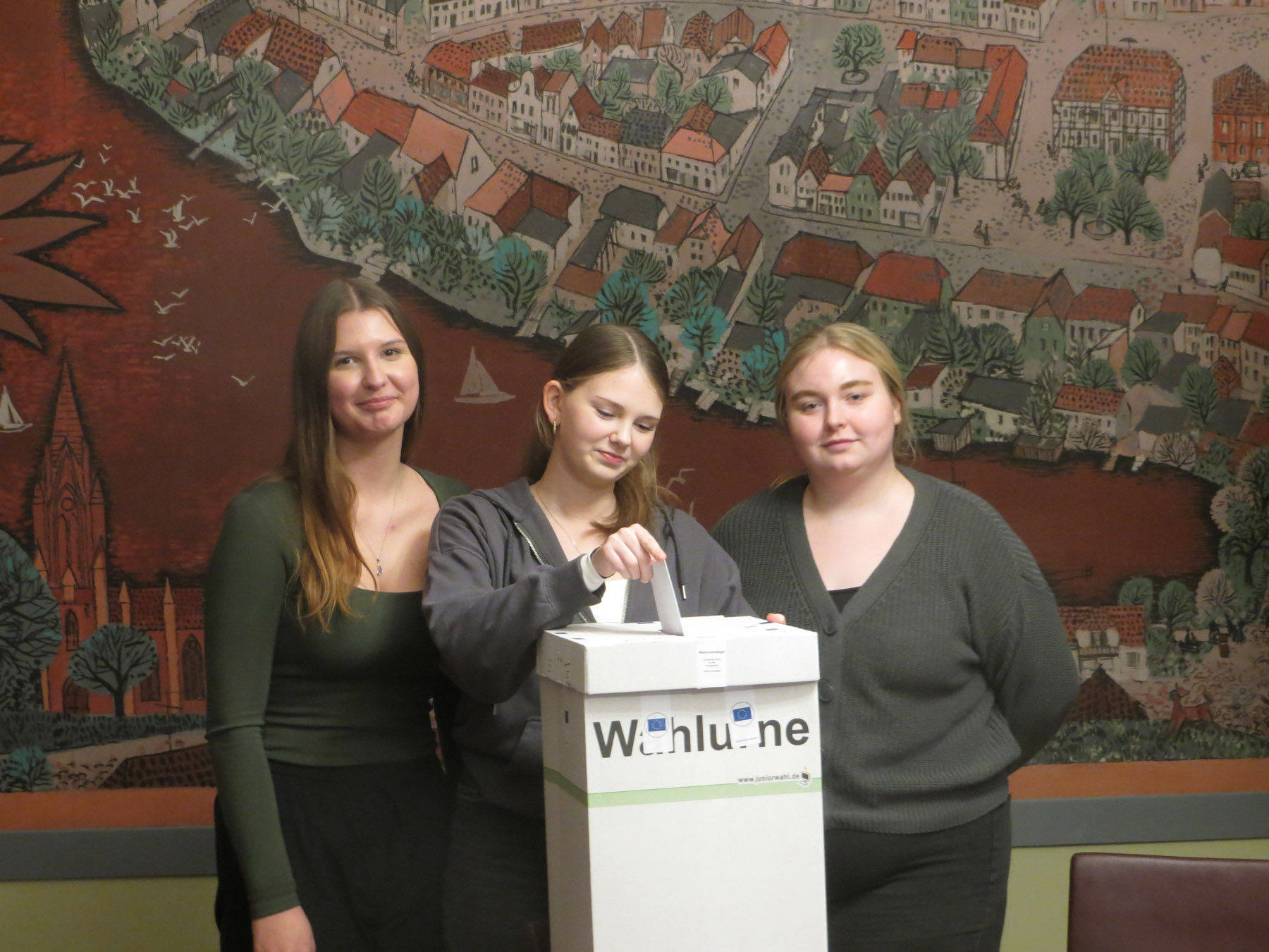 Ann Kollhoff, Anika Saubert, Emily Tesarsch Malchow