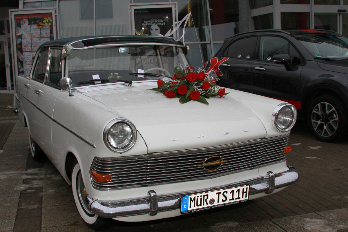 Hochzeitsauto im Straßenverkehr