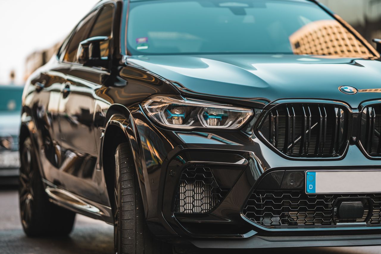 Nahaufnahme eines eleganten schwarzen BMW, der auf einer Straße parkt und modernes Automobildesign präsentiert.